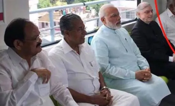 ആദ്യ മെട്രോ യാത്രയില്‍ വലിഞ്ഞുകയറിയ കുമ്മനത്തെ 'നൈസായി സ്മഡ്ജ് ചെയ്ത് ക്രോപ്പ് ചെയ്ത്' മുഖ്യമന്ത്രി