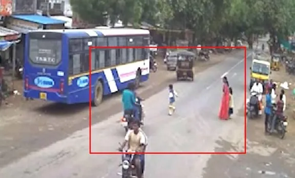 അമ്മയും സഹോദരിയും നോക്കി നില്‍ക്കെ എട്ടു വയസുകാരന്‍ അമിതവേഗത്തില്‍ വന്ന ബൈക്കിടിച്ച് മരിച്ചു