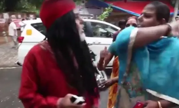 ഓം സ്വാമിയെ വിടാതെ സ്ത്രീകള്‍; ഡല്‍ഹിയില്‍ സ്വാമിയെ ഓടിച്ചിട്ട് തല്ലി