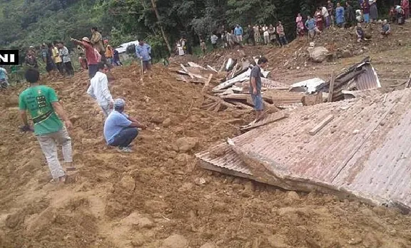 മലപ്പുറത്ത് വീടിന് മുകളില്‍ മണ്ണിടിഞ്ഞ് വീണ് ഒമ്പത് മരണം