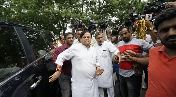 അഹമ്മദ് പട്ടേലിന് ആശ്വാസം; കൂറുമാറിയ രണ്ട് എംഎല്‍എമാരുടെ വോട്ടുകള്‍ അസാധുവാക്കി