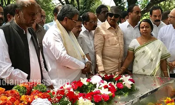 ആദരാഞ്ജലി അര്‍പ്പിക്കാന്‍ നൂറുകണക്കിന് പേരെത്തി; പൂര്‍ണ ബഹുമതികളോടെ ഗൗരിയുടെ മൃതദേഹം സംസ്കരിച്ചു