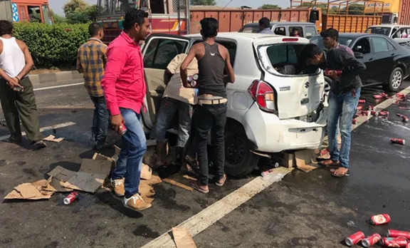 'ഡ്രൈ' ഗ്രാമത്തില്‍ ബിയര്‍ കയറ്റി വന്ന കാര്‍ മറിഞ്ഞു; ഉത്സവമാക്കി ഗ്രാമവാസികള്‍