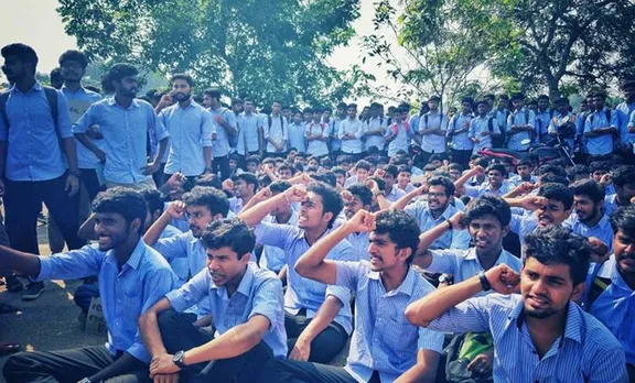 അശാസ്ത്രീയമായ 'ഇയർ ബാക്ക്' പരിഷ്കരണം; എൻജിനീയറിങ് വിദ്യാർഥികൾ സമരത്തിൽ