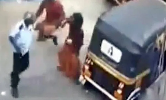 തൃശൂരില്‍ മദ്യപസംഘം വൃദ്ധനെ ക്രൂരമായി മര്‍ദ്ദിച്ചു; സിസിടിവി ദൃശ്യങ്ങള്‍ പുറത്ത്