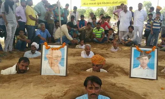 ഭൂമി ഏറ്റെടുക്കലിനെതിരായി ഉടലും ജീവനും നല്‍കി രാജസ്ഥാനിലെ നിന്ദര്‍ കര്‍ഷകര്‍ ഒരു മാസമായി നടത്തിവന്ന സമരത്തിന് ഐതിഹാസിക വിജയം. പ്രദേശത്തിന്റെ റീസര്‍വെ വേണമെന്നത് അടക്കമുള്ള കര്‍ഷകരുടെ ആവശ്യങ്ങള്‍ രാജസ്ഥാന്‍ സര്‍ക്കാര്‍ അംഗീകരിച്ചു. രാജസ്ഥാന്‍ നഗര വികസന മന്ത്രി ശ്രീചന്ദ് കൃപ്ലാനിയുമായി നടത്തിയ കൂടിക്കാഴ്ചക്കൊടുവിലായിരുന്നു തീരുമാനം. 2010 മുതല്‍ അസ്വസ്ഥതകള്‍ക്ക് നടുവിലായിരുന്നു നിന്ദര്‍ ഗ്രാമം. 1350 ഭിഗ ഭൂമിയില്‍ വ്യാപിച്ചു കിടക്കുന്ന നന്ദിര്‍ ഗ്രാമത്തില്‍ ജയ്പൂര്‍ വികസന അതോറിട്ടി പാര്‍പ്പിട പദ്ധതിയുമായി എത്തിയതോടെയായിരുന്നു തുടക്കം. ആദ്യം വാഗ്ദാനങ്ങള്‍ നല്‍കി ഭൂമി സര്‍പ്പിക്കാനും പിന്നീട് നിര്ബന്ധിതമായി ഭൂമി ഒഴിപ്പിക്കാനും വികസന അതോറിട്ടി ഒരുങ്ങിയതോടെയാണ് കര്‍ഷകര്‍ സമരം ശക്തമാക്കിയത്. സമരത്തെ കണ്ടില്ലെന്ന് നടിച്ച ബി.ജെ.പി സര്‍ക്കാരിന് മുന്നില്‍ അവര്‍ കുഴികളിലിറങ്ങിപ്രതിഷേധിച്ചു. നിര്‍ബന്ധിത കുടിയൊഴിപ്പിക്കല്‍ അവസാനിപ്പിക്കുക, അര്‍ഹമായ നഷ്ടപരിഹാരം, റീ സര്‍വെ തുടങ്ങിയവയായിരുന്നു കര്‍ഷകരുടെ ആവശ്യങ്ങള്‍. ഗ്രാമത്തില്‍ വികസന അതോറിട്ടി നിര്‍മ്മാണ പ്രവര്‍ത്തനങ്ങള്‍ ആരംഭിച്ചപ്പോളായിരുന്നു ഒക്ടോബര