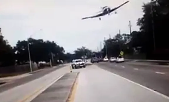 ഹൈവേയ്ക്കു മുകളിൽക്കൂടി പറന്ന വിമാനം മരത്തിലിടിച്ചു, പിന്നെ സംഭവിച്ചത്!