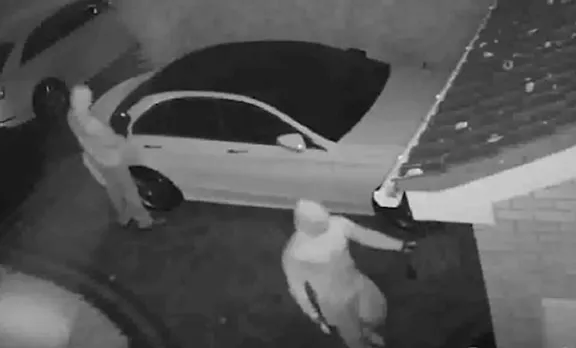 60 സെക്കന്റിനുളളിൽ മേഴ്സിഡസ് മോഷ്ടിച്ചു; പൊലീസിനെപ്പോലും ഞെട്ടിച്ച് ഹൈടെക് മോഷണം