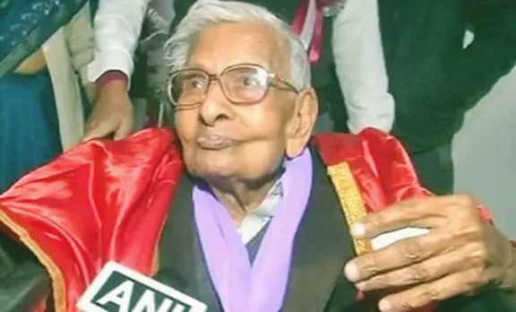 98-ാം വയസിൽ  മാസ്റ്റേർസ് ബിരുദം നേടിയ രാജ്‌കുമാറിന് ബിരുദപത്രം കൈമാറി