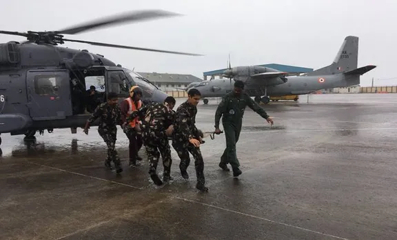 രക്ഷയുടെ നക്ഷത്രങ്ങളായി നാവിക സേനയും വ്യോമസേനയും;  രക്ഷാപ്രവർത്തനം ഊർജ്ജിതം