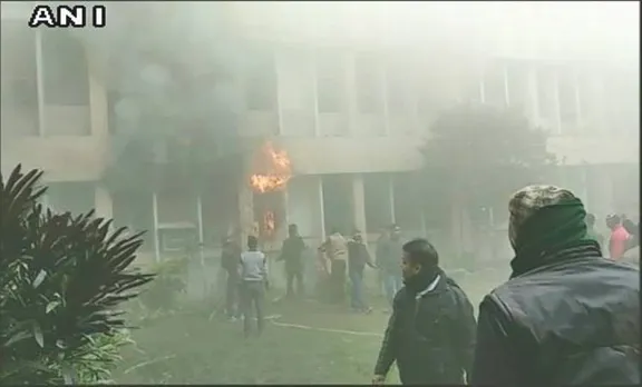 ഓക്സിജൻ കിട്ടാതെ കുട്ടികൾ മരിച്ച ഉത്തർപ്രദേശിലെ ആശുപത്രിയിൽ തീപിടിത്തം