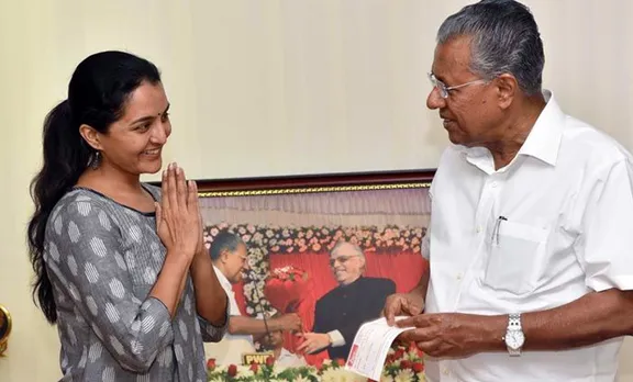 സര്‍ക്കാരിനൊപ്പം: മുഖ്യമന്ത്രിയുടെ ഓഖി ഫണ്ടിലേക്ക് അഞ്ച് ലക്ഷം രൂപ സംഭാവന ചെയ്ത് മഞ്ജു വാര്യര്‍