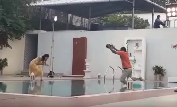 നടി ചാടിയില്ല, ശ്രീനിവാസന്റെ ഡയലോഗ് ഓർത്ത ക്യാമറാമാൻ സ്വിമ്മിങ് പൂളിലേക്ക് ചാടി- വീഡിയോ