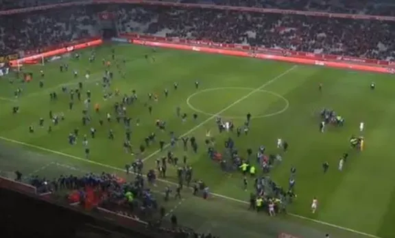 'തോല്‍ക്കുന്നതിനും ഒരു പരിധിയില്ലേ'; തുടര്‍ തോല്‍വികളില്‍ കലി മൂത്ത ആരാധകര്‍ താരങ്ങളെ ഗ്രൗണ്ടിലിറങ്ങി തല്ലി, വീഡിയോ