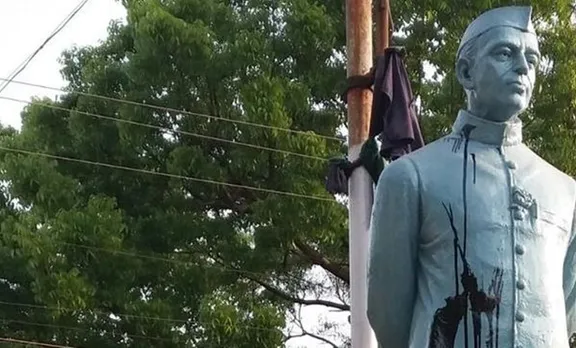 പശ്ചിമ ബംഗാളില്‍ ജവഹര്‍ലാല്‍ നെഹ്റു പ്രതിമയ്ക്ക് നേരെ മഷിപ്രയോഗം