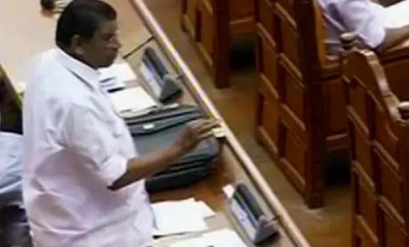 'സെക്രട്ടറിയേറ്റിന് മുന്നിലൂടെ പോകുന്ന ആര്‍ക്കും കിട്ടും'; ഗ്രനേഡുമായി തിരുവഞ്ചൂര്‍ സഭയില്‍