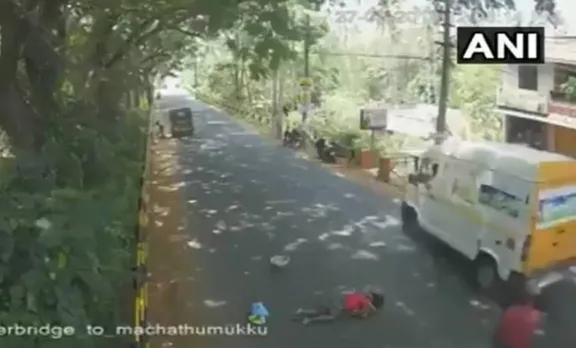 തിരുവനന്തപുരത്ത് അപകടത്തിൽ പരുക്കേറ്റ് റോഡിൽ കിടന്ന സ്ത്രീയെ തിരിഞ്ഞുനോക്കാതെ നാട്ടുകാർ
