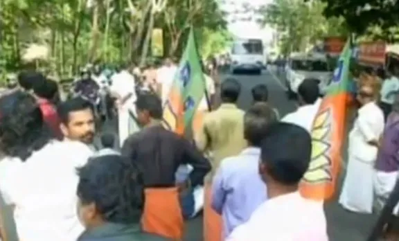 വരാപ്പുഴയിൽ ബിജെപി ഹർത്താലിൽ അക്രമം; വാഹനങ്ങൾ തടഞ്ഞു; വഴിയാത്രക്കാരന് മർദ്ദനം
