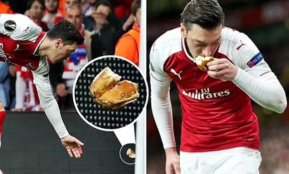 അത്‍ലറ്റിക്കോ ആരാധകന്‍ തനിക്ക് നേരെ എറിഞ്ഞ റൊട്ടിക്കഷണത്തില്‍ മുത്തമിട്ട് ഓസില്‍