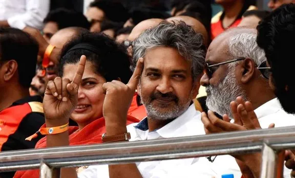 ചെന്നൈ താരത്തിനായി എഴുന്നേറ്റ് നിന്ന് കൈയ്യടിച്ച് രാജമൗലി, അതിശയിച്ച് ആരാധകർ