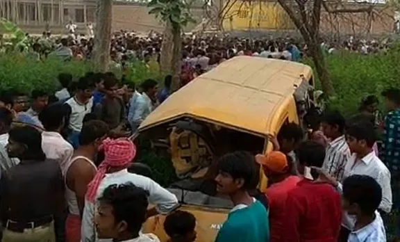യുപിയില്‍ ആളില്ലാ ലെവല്‍ ക്രോസില്‍ സ്‌കൂള്‍ ബസില്‍ ട്രെയിന്‍ ഇടിച്ച് 13 കുട്ടികള്‍ മരിച്ചു