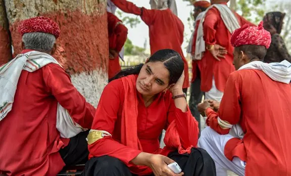 കൂലി നമ്പര്‍ വണ്‍! റെയിൽവേ സ്റ്റേഷനില്‍ 'ജീവിതം ചുമന്ന്' ഒരു അമ്മ
