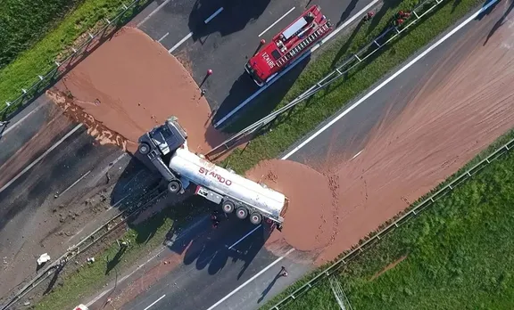 കുട്ടികളും ലോല ഹൃദയരും കാണരുത്! ട്രക്ക് മറിഞ്ഞ് 12 ടണ്‍ ചോക്ലേറ്റ് റോഡിലൊഴുകി