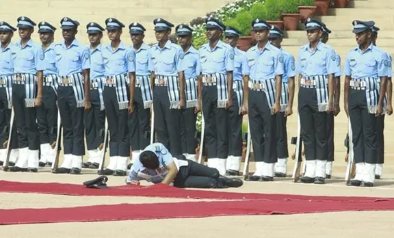 തലകറങ്ങി വീണ വ്യോമസേനാ ഉദ്യോഗസ്ഥന്റെ അടുത്ത് പ്രധാനമന്ത്രി എത്തി