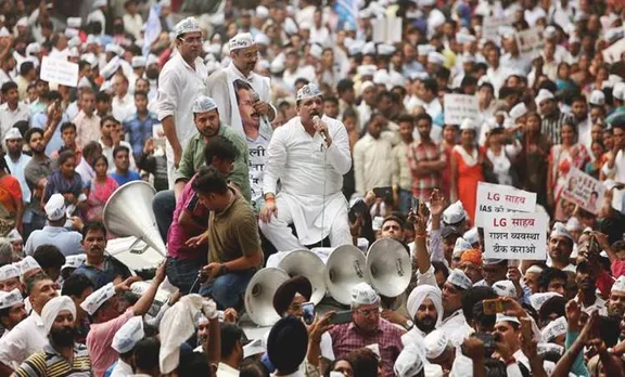 "ഐഎഎസ് ഉദ്യോഗസ്ഥർ എന്റെ കുടുംബം," അപേക്ഷയുമായി അരവിന്ദ് കേജ്‌രിവാൾ