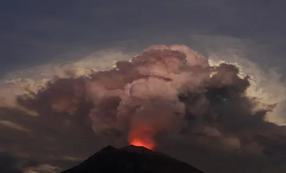 അഗ്നിപര്‍വത സ്ഫോടനം: 10 ഇന്ത്യക്കാരടക്കം നിരവധി പേര്‍ ബാലി വിമാനത്താവളത്തില്‍ കുടുങ്ങി