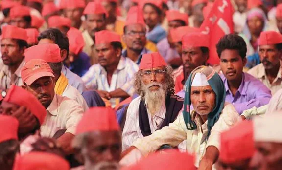 ഏഴു സംസ്ഥാനങ്ങളില്‍ കര്‍ഷക സമരം: പാല്‍ റോഡിലൊഴുക്കി കര്‍ഷകരുടെ പ്രതിഷേധം