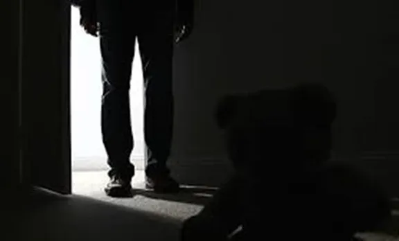 പ്രകോപന കാരണം ഇളയ കുട്ടി സോഫയില്‍ മൂത്രമൊഴിച്ചത്; കുട്ടിയെ മര്‍ദിച്ച ശേഷം ഭിത്തിയിലേക്ക് വലിച്ചെറിഞ്ഞു