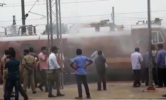 കൊല്ലത്ത് അനന്തപുരി എക്‌സ്‌പ്രസ് ട്രെയിനിന്റെ എൻജിനു തീപിടിച്ചു
