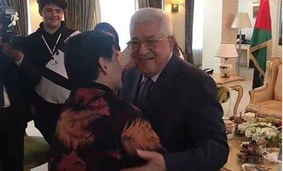 'ഞാനൊരു പലസ്തീനിയാണ്'; മഹമ്മൂദ് അബ്ബാസിനെ കെട്ടിപ്പിടിച്ച് മറഡോണ