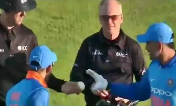 അംപയറിൽനിന്നും ധോണി മാച്ച് ബോൾ ചോദിച്ച് വാങ്ങിയതെന്തിന്? രവി ശാസ്ത്രിയുടെ വെളിപ്പെടുത്തൽ