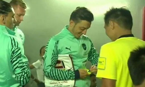 'ജര്‍മ്മന്‍ ആരാധകർ ഇത് കാണണം'; റഫറിയ്‌ക്ക് മഞ്ഞക്കാര്‍ഡില്‍ ഓട്ടോഗ്രാഫ് നല്‍കി ഓസില്‍