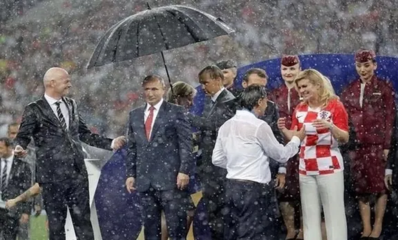 മറ്റുള്ളവര്‍ നിന്ന് നനയുമ്പോള്‍ കുടയ്‌ക്കുള്ളില്‍ നനയാതെ പുടിന്‍; സോഷ്യല്‍ മീഡിയയില്‍ പ്രതിഷേധം