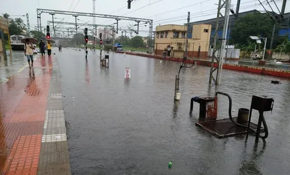 കനത്ത മഴയിൽ ട്രെയിൻ ഗതാഗതം താറുമാറായി, 10 ട്രെയിനുകൾ റദ്ദാക്കി