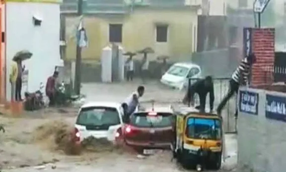 വെളളപ്പൊക്കത്തിൽനിന്ന് കാർ യാത്രികരുടെ അതിസാഹസികമായ രക്ഷപ്പെടൽ- വീഡിയോ