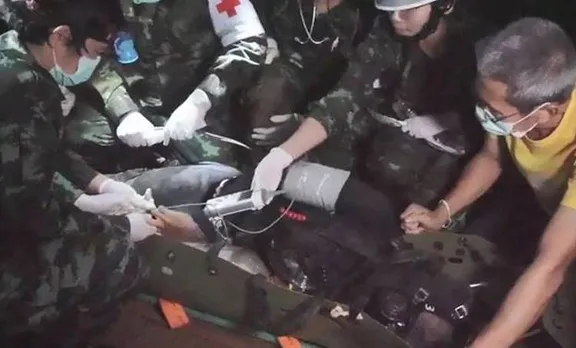 കുട്ടികളെ ഗുഹയ്ക്ക് പുറത്തെത്തിച്ചത് മയക്കിക്കിടത്തി; ആദ്യ ദൃശ്യങ്ങള്‍ പുറത്ത്