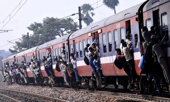ചെന്നൈയില്‍ തിരക്കേറിയ ട്രെയിനില്‍ തൂങ്ങിപ്പിടിച്ച് യാത്ര ചെയ്ത 4 പേര്‍ വീണു മരിച്ചു