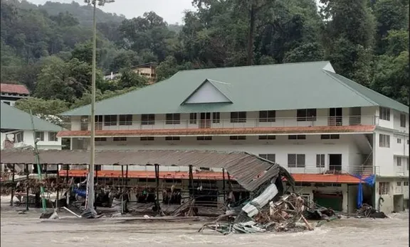 സർവ്വം തകർന്ന് പമ്പ; പുഴ ബാക്കി വച്ചത് മണൽ മാത്രം; ചിത്രങ്ങൾ കാണാം