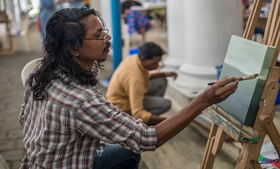 Rebuilding Kerala: നിറങ്ങളൊഴുകി, പ്രളയ ജലത്തിന് മീതെ; കേരളത്തിന് വേണ്ടി ചായം ചാലിച്ച് ചിത്രകാരന്മാരും