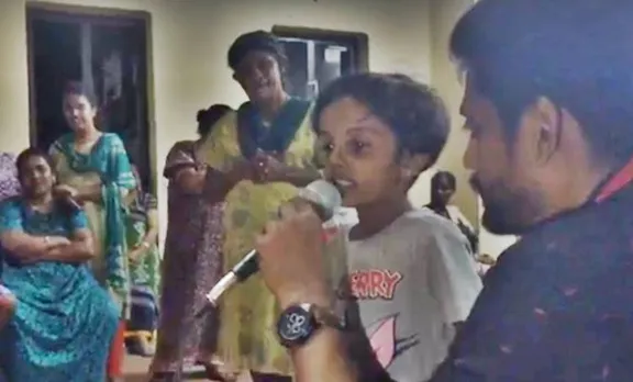 Kerala Floods: തോൽക്കാൻ ഞങ്ങൾക്ക് മനസില്ല: പാട്ടും ചിരിയും കളിയുമായി ഒരു ദുരിതാശ്വാസ ക്യാംപ്