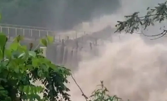 Kerala Rain: വെളളത്തിന്റെ കുത്തൊഴുക്ക്, ആറ്റുകാട് പാലം തകർന്നു, ജനങ്ങൾ ഒറ്റപ്പെട്ടു- വീഡിയോ