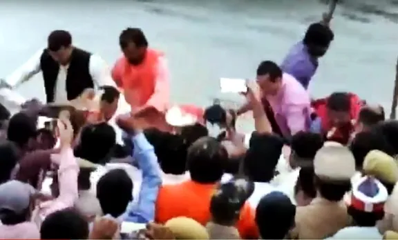 വാജ്പേയുടെ ചിതാഭസ്മം ഒഴുക്കുന്നതിനിടെ ബിജെപി നേതാക്കള്‍ പുഴയില്‍ വീണു