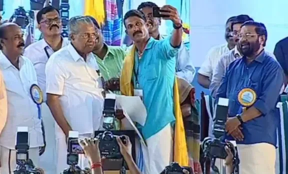 'ഒരു കരുത്തന്‍ സെല്‍ഫി': കടല്‍പോരാളികളെ വാരിപ്പുണര്‍ന്ന് മലയാളികള്‍; ആദരിച്ച് മുഖ്യമന്ത്രി