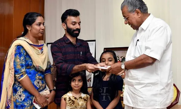 ഭാഗ്യദേവതയുടെയും കണ്ണു നിറഞ്ഞു; ലോട്ടറി അടിച്ച തുക മുഖ്യമന്ത്രിയുടെ ദുരിതാശ്വാസനിധിയിലേക്ക്