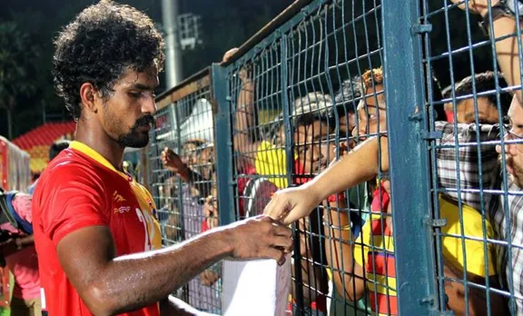 നാട് മുങ്ങിത്താഴുമ്പോള്‍ കൈത്താങ്ങാന്‍ കാല്‍പ്പന്ത് വീരന്‍; ആരാധകരില്‍ നിന്നും പണം പിരിച്ച് ജോബി