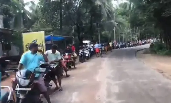 അച്ചടക്കമുളള കുട്ടികളായി മലയാളികള്‍; പെട്രോളിന് വേണ്ടി 1 കി.മി. നീണ്ട നിര